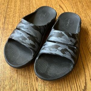 OOFOS Sport Flex Recovery Slides Black Gray Camo